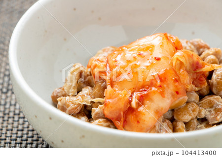 キムチ納豆。納豆アレンジ、白菜キムチトッピング。 104413400
