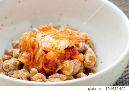 キムチ納豆。納豆アレンジ、白菜キムチトッピング。 104413402