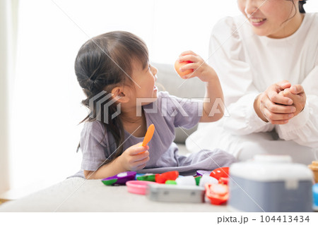 お母さんと子ども お母さんと子ども 104413434