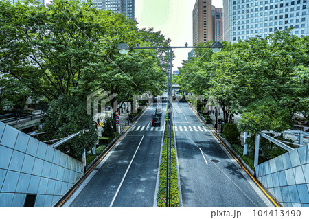 車や観光の人が行き交う大都会の風景 車や観光の人が行き交う大都会の風景 104413490