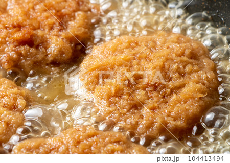 残った揚げ物(とんかつ)リメイク調理シーン。卵とじするためだし汁の入ったフライパンで煮る。 104413494