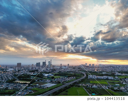 「埼玉県」夕焼け空と見沼田んぼ 104413518