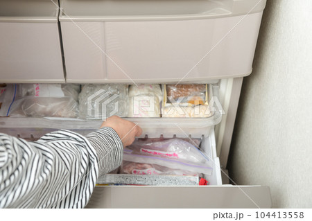 【冷凍室を物色する主婦】 104413558