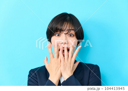 若い女性のポートレート 104413945