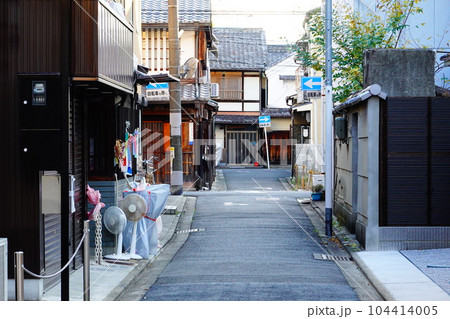 京都　五条楽園跡界隈の町並み 104414005