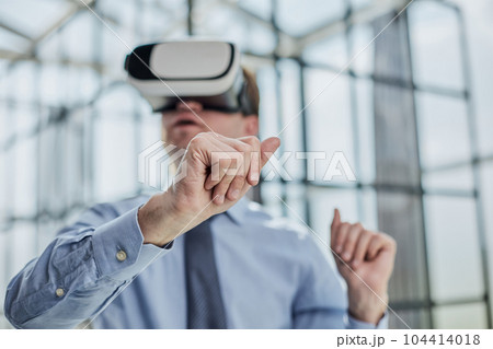 businessman in virtual reality headset in the office 104414018