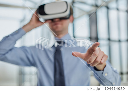 businessman in virtual reality headset in the office 104414020