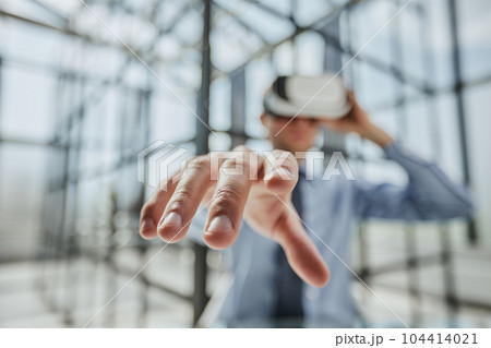 businessman in virtual reality headset in the office 104414021