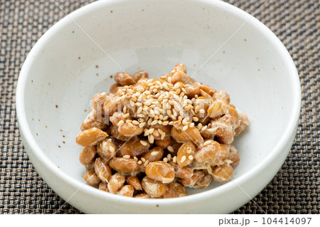 炒りごまをかけた納豆。 104414097