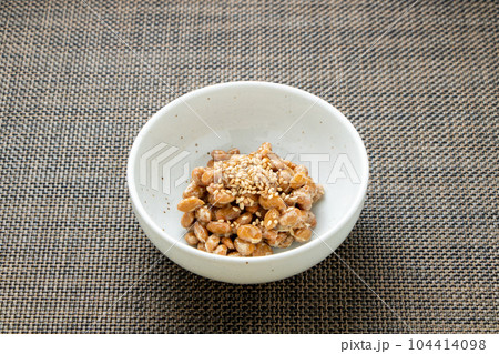 炒りごまをかけた納豆。 炒りごまをかけた納豆。 104414098