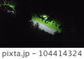暗闇の中に照らし出される一本道 104414324