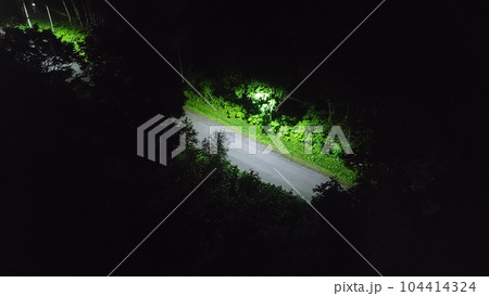 暗闇の中に照らし出される一本道 暗闇の中に照らし出される一本道 104414324