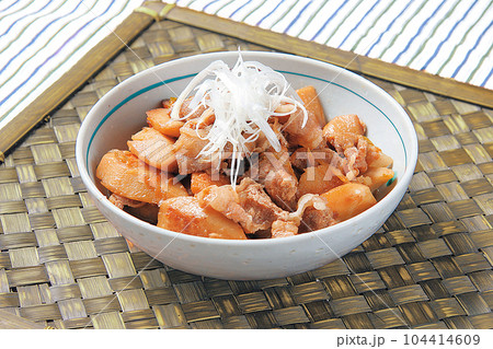 牛肉を使ったタップリ野菜の煮物 104414609