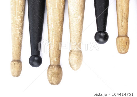 many drum sticks of two colors of black and white isolates 104414751