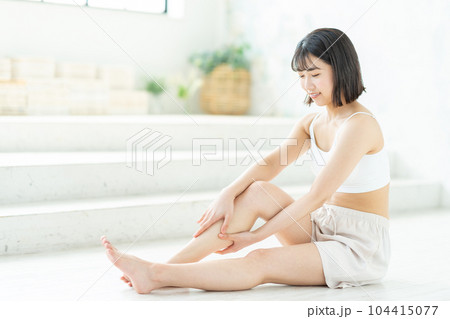 脚のスキンケアをする女性 脚のスキンケアをする女性 104415077