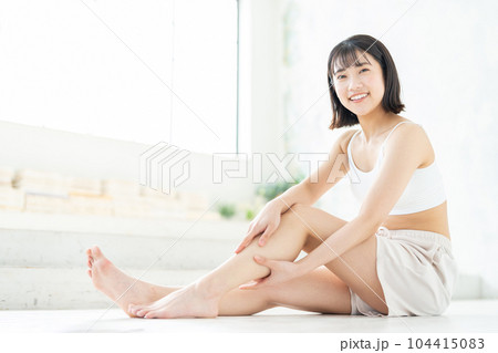 脚のスキンケアをする女性 脚のスキンケアをする女性 104415083