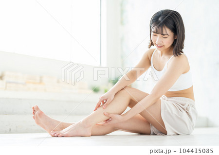 脚のスキンケアをする女性 脚のスキンケアをする女性 104415085