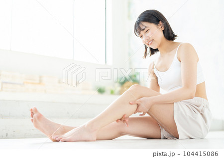 脚のスキンケアをする女性 脚のスキンケアをする女性 104415086