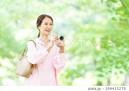 旅行　シニア女性　カメラ 104415278