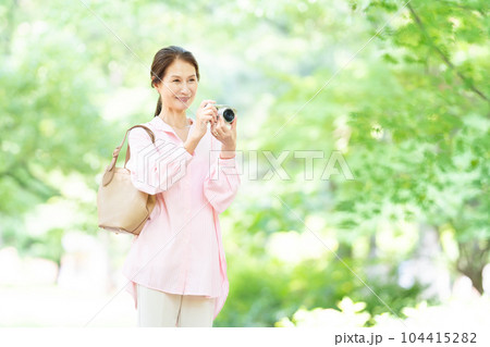 旅行　シニア女性　カメラ 104415282