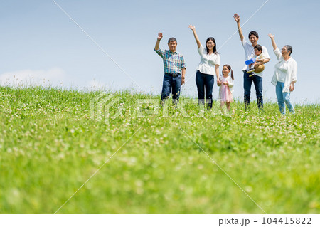 青空の丘に立つ3世代家族 104415822