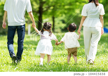 手をつないで歩く家族 手をつないで歩く家族 104415838