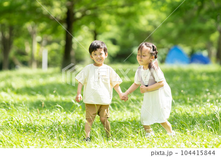 手をつないで走る男の子と女の子 104415844