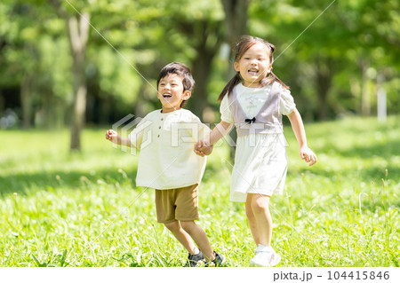 手をつないで走る男の子と女の子 104415846