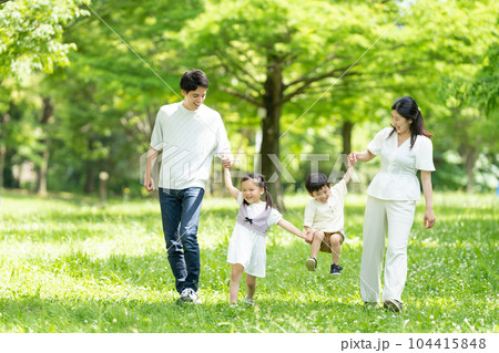 手をつないで歩く若い家族 手をつないで歩く若い家族 104415848