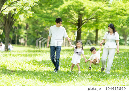 手をつないで歩く若い家族 手をつないで歩く若い家族 104415849