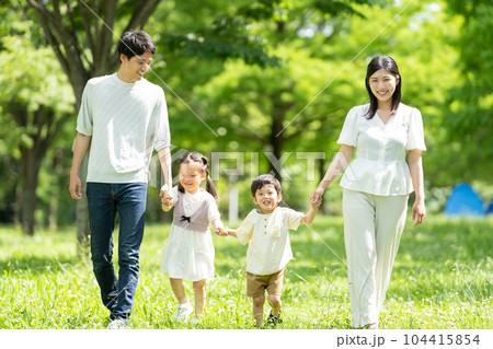 手をつないで歩く若い家族 104415854