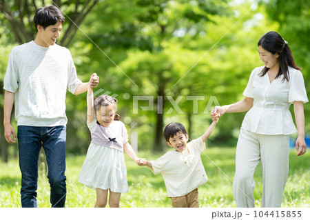手をつないで歩く若い家族 手をつないで歩く若い家族 104415855