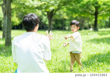 公園でボール遊びをする親子 104415863