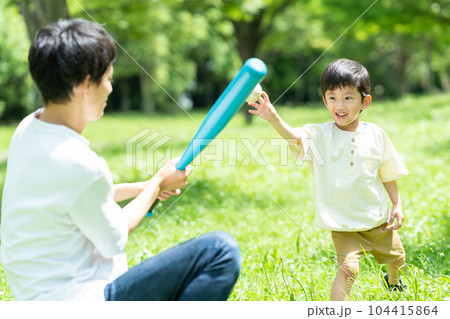 公園でボール遊びをする親子 104415864