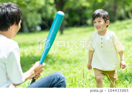 公園でボール遊びをする親子 104415865