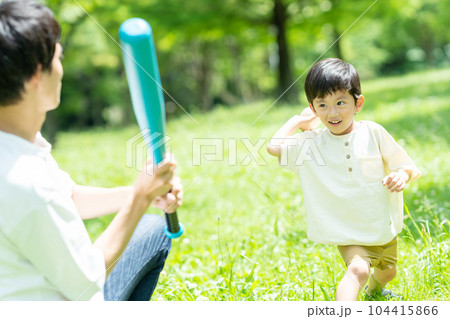 公園でボール遊びをする親子 104415866