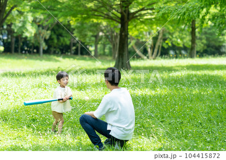 公園でボール遊びをする親子 公園でボール遊びをする親子 104415872