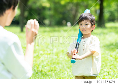 公園でボール遊びをする親子 104415874