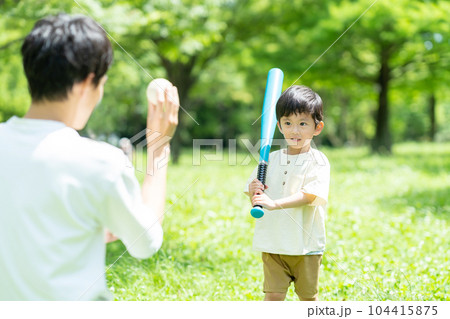 公園でボール遊びをする親子 公園でボール遊びをする親子 104415875