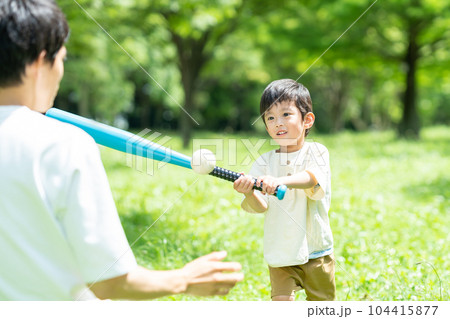 公園でボール遊びをする親子 公園でボール遊びをする親子 104415877