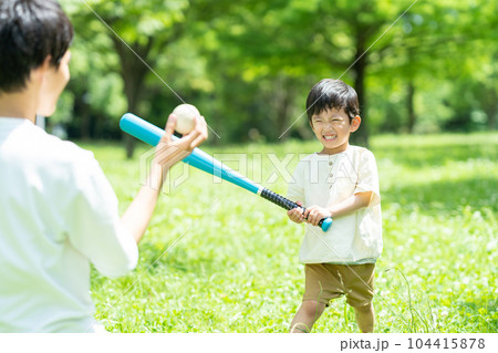 公園でボール遊びをする親子 公園でボール遊びをする親子 104415878