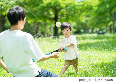 公園でボール遊びをする親子 104415880