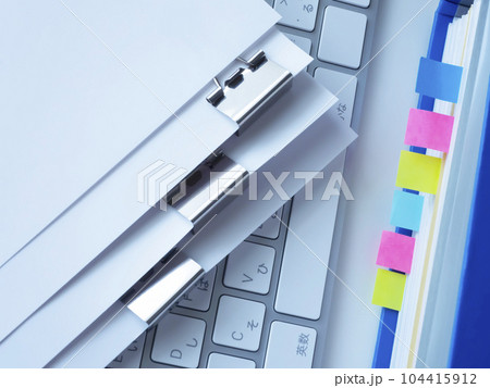 テーブルに置かれたファイルとキーボード テーブルに置かれたファイルとキーボード 104415912