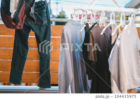 ベランダに干した洗濯物 104415975