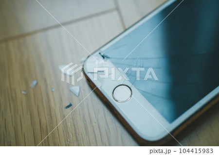 スマホを落として壊れる スマホを落として壊れる 104415983