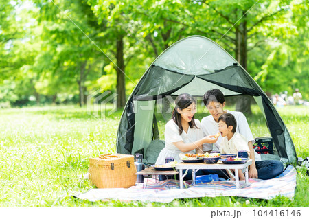 キャンプを楽しむ若い家族 キャンプを楽しむ若い家族 104416146
