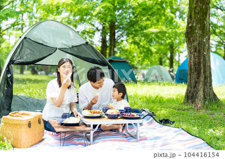 キャンプを楽しむ若い家族 キャンプを楽しむ若い家族 104416154