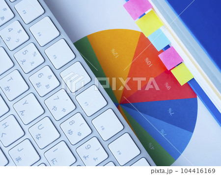 テーブルに置かれたグラフ、書類とキーボード 104416169