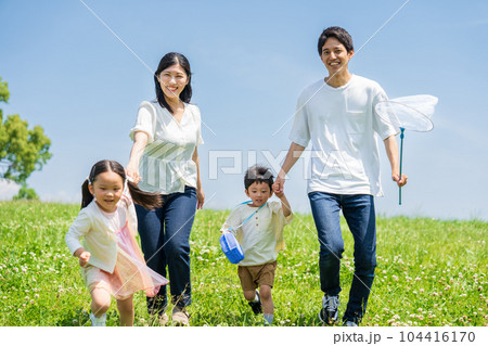 家族　青空　ファミリーイメージ 104416170