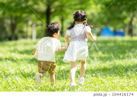 手をつないで走る男の子と女の子 104416174